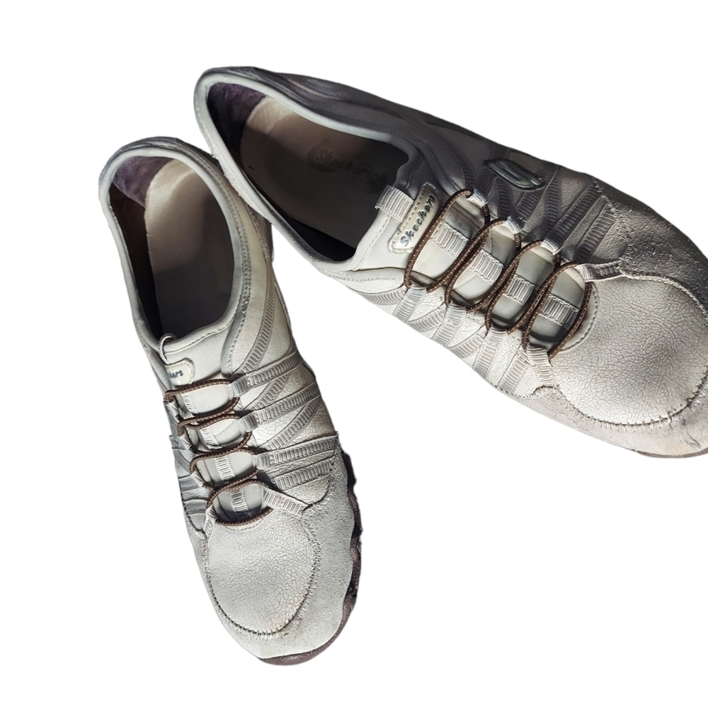 11 Skechers white‎ shoe